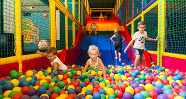 Spelende kinderen in de ballenbak van Amusementspark Tivoli
