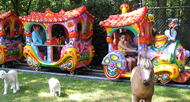 Kleurrijke trein in Amusementspark Tivoli 